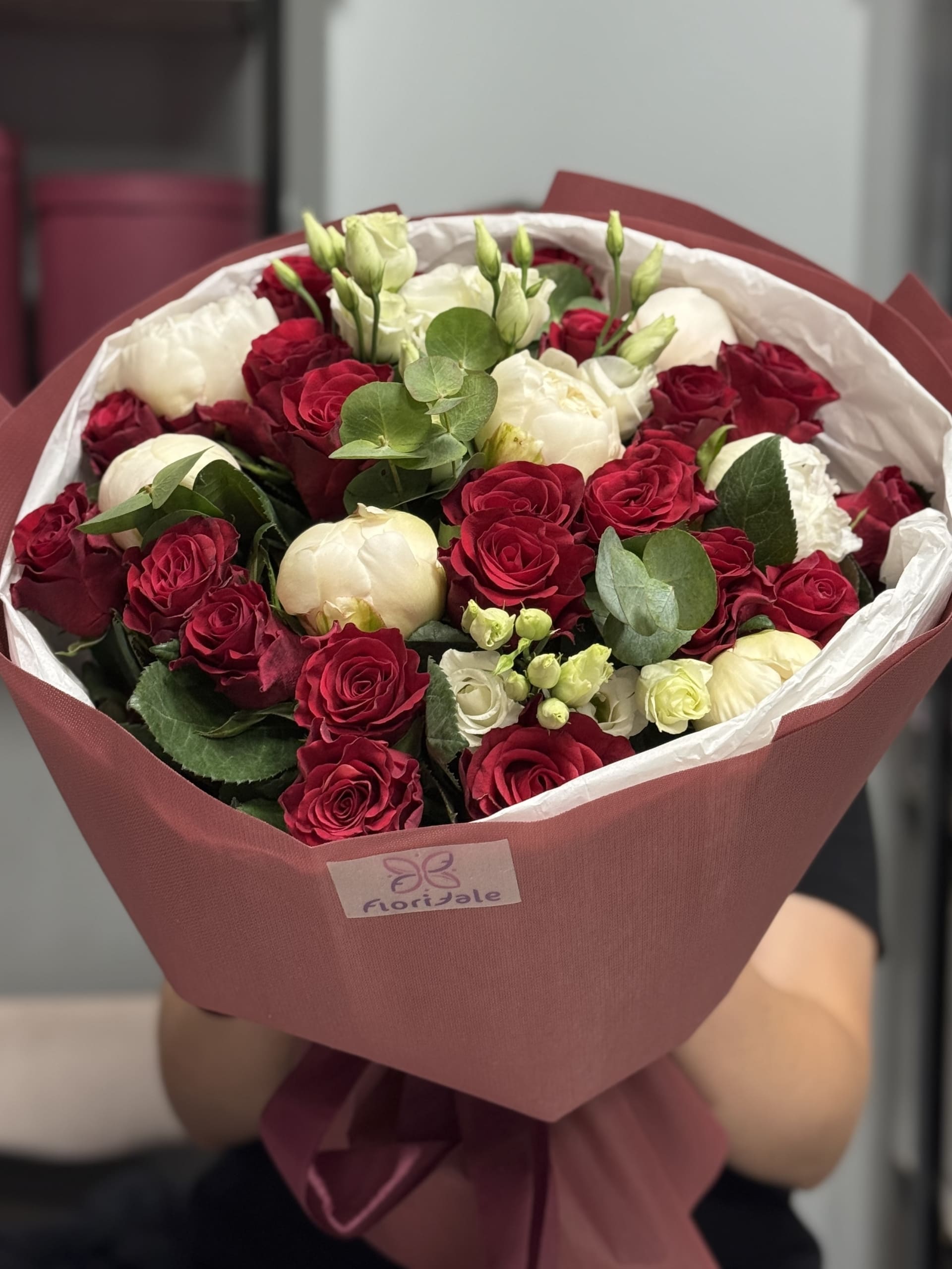 klassicheskiy-buket-romans:-frantsuzskiy-sharm-v-tsvetochnoy-forme