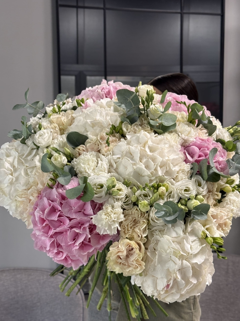 klassicheskiy-buket-floral-vorld:-zacharovannyy-mir-tsvetov