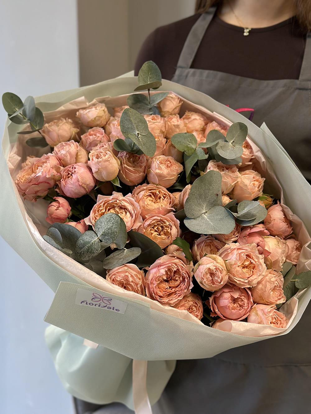 buket-kustovyh-roz-dzhulyetta:-ostavlyaet-sled-v-serdtse