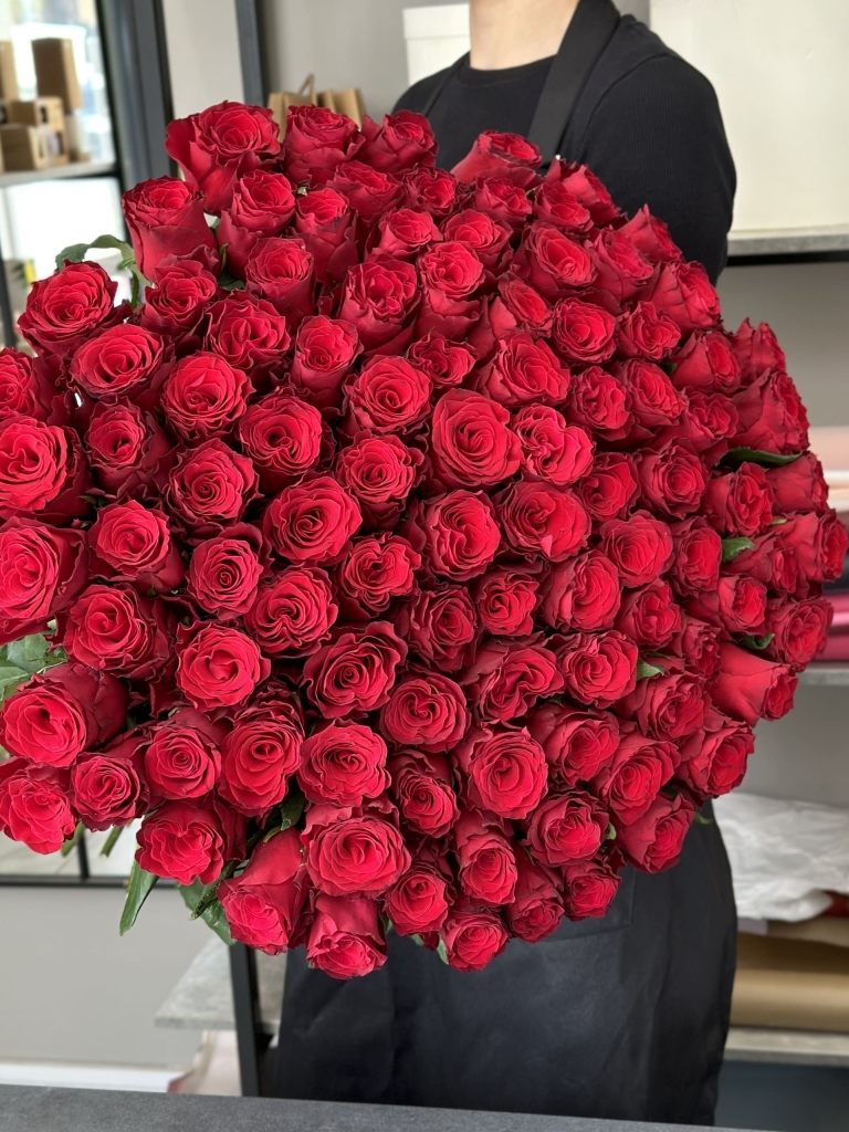 buket-roz-tango:-strasty-krasnyh-roz